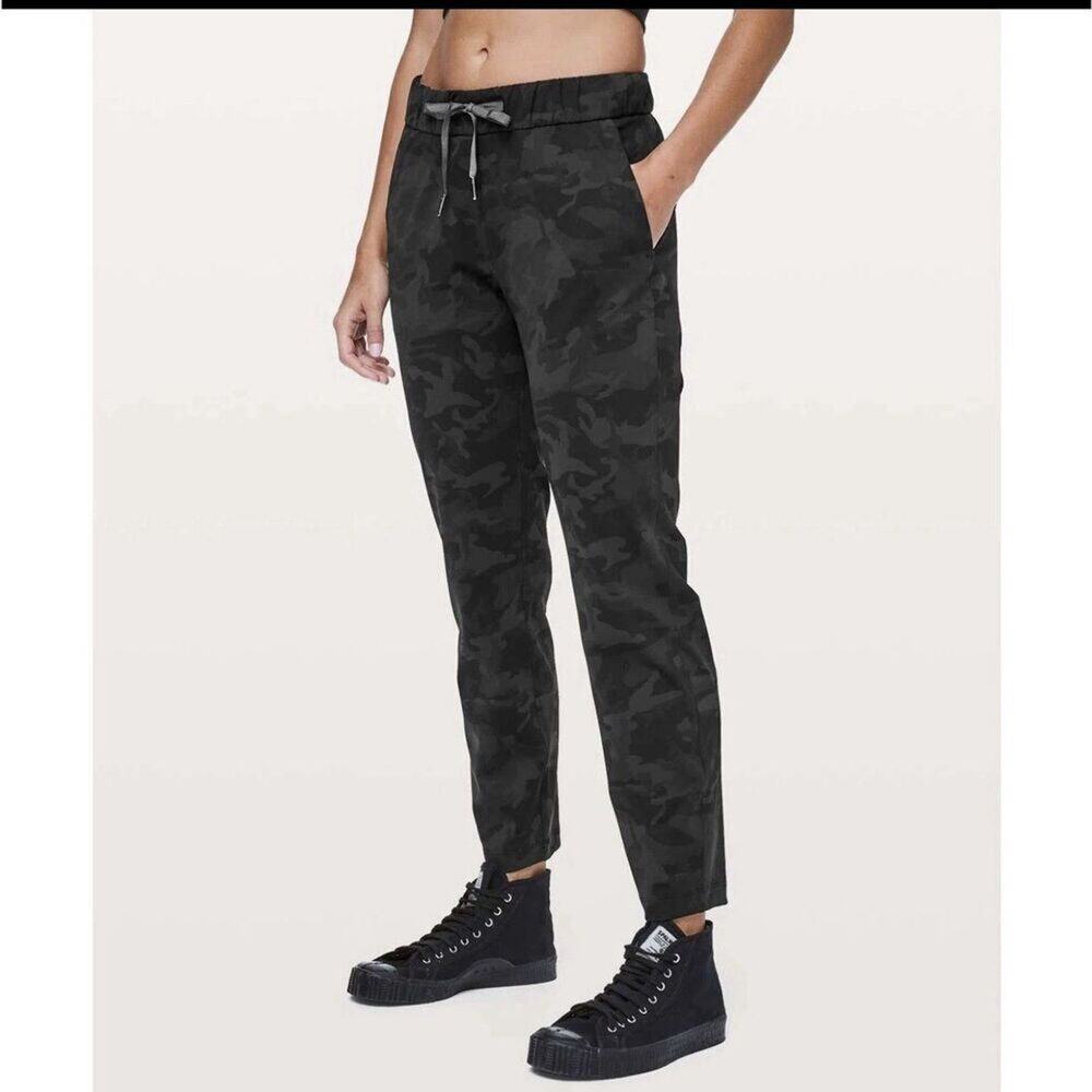 Lululemon W5BHAS On The Fly Pants in Incognito Camo Multi Grey, size 4